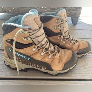 La Sportiva Nucleo High II GTX Hiking Boots - Women’s size EU 39 US 7.5+